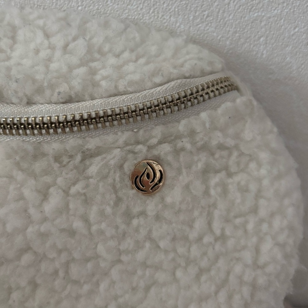 Apana Studio To Street | Cozy Sherpa Belt Bag in off-white - Picture 3 of 6